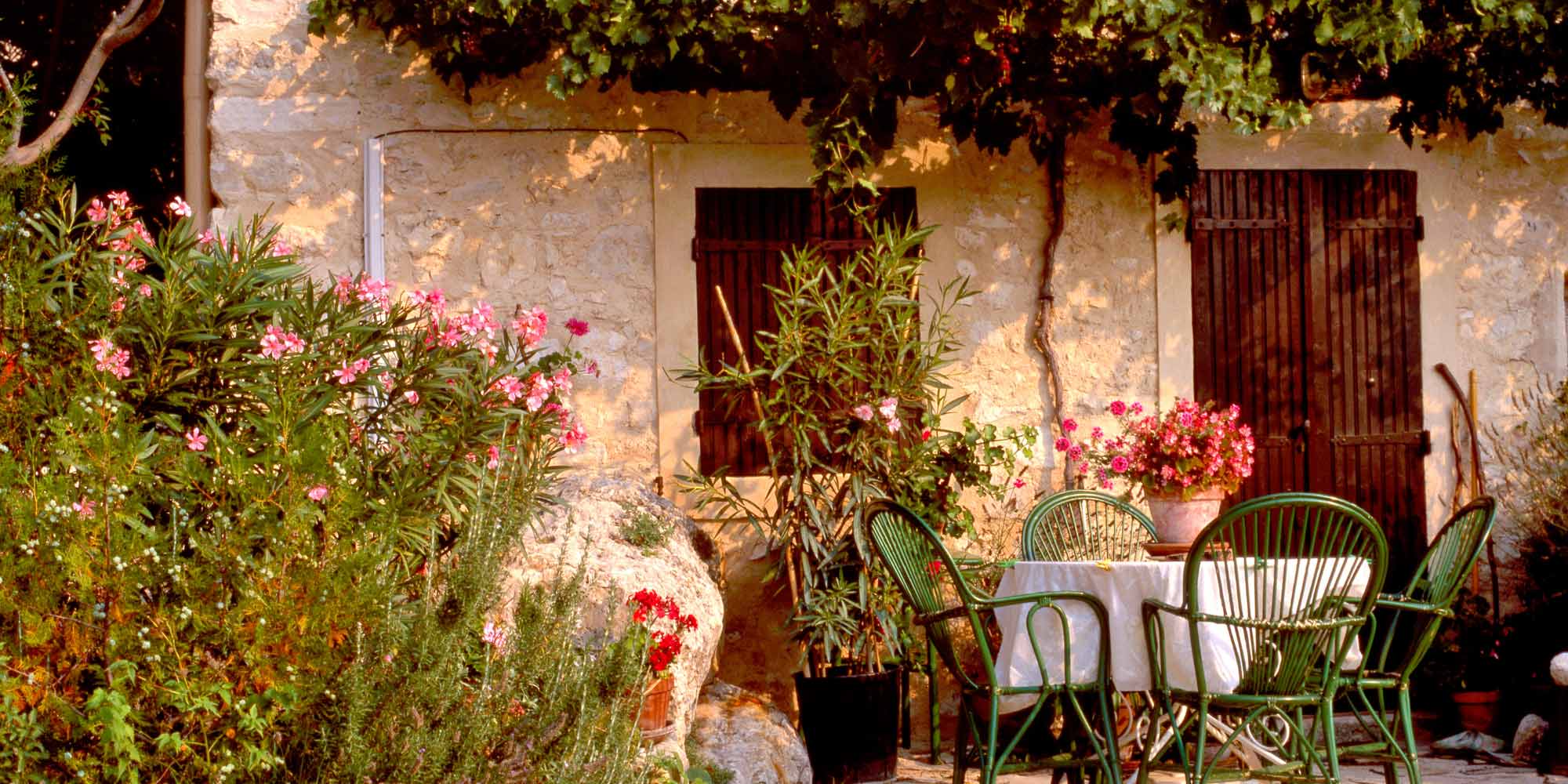 Trädgård Frankrike cafébord och gröna caféstolar