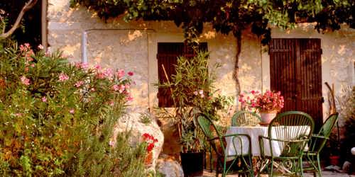 Trädgård Frankrike cafébord och gröna caféstolar
