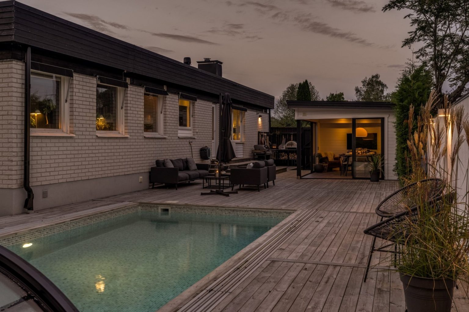 Pool i skymningsljus vid villa i Örebro