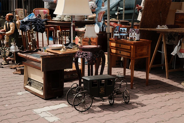 Second hand-möbler på gatan