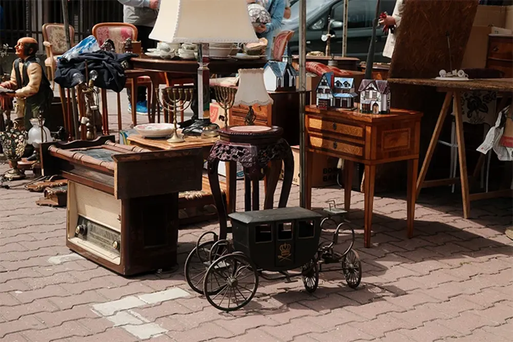 Second hand-möbler på gatan