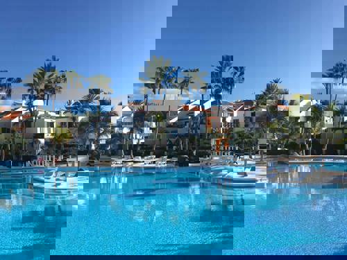 gated community, bostad spanien, pool framför bostad