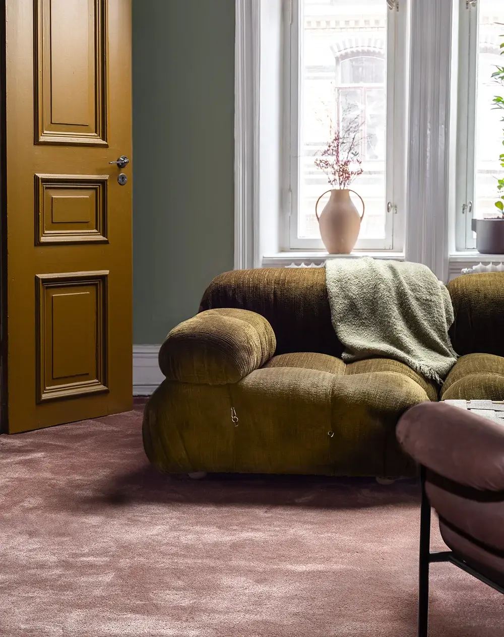 brun soffa med terakottafärgad helteckningsmatta