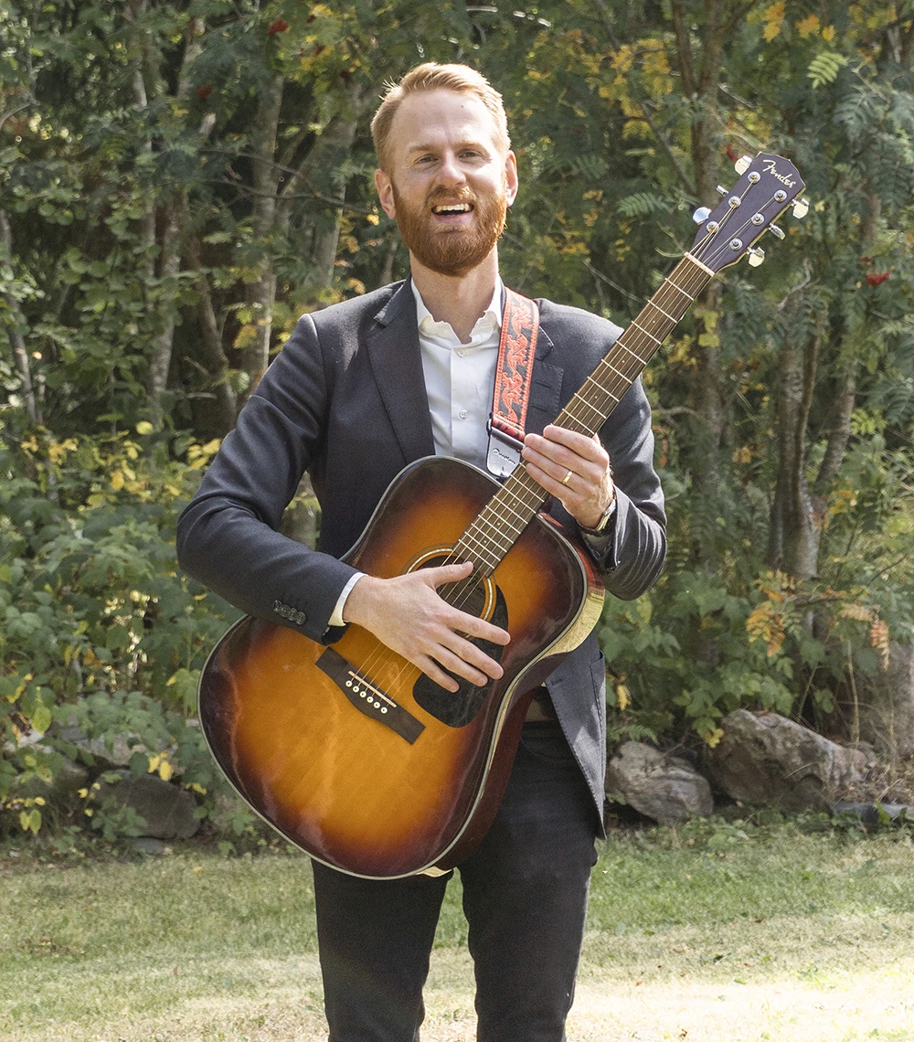 mäklare Marcus med gitarr