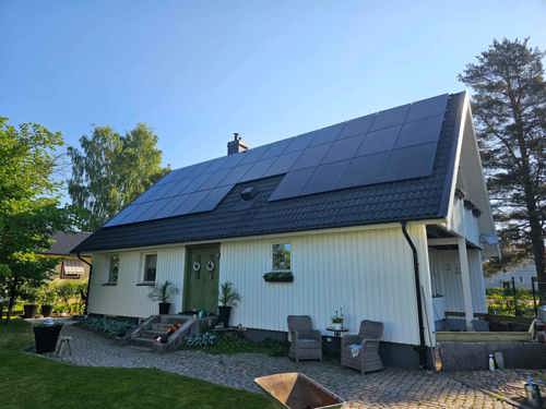 villa med solcellspaneler, vit villa, trädgård