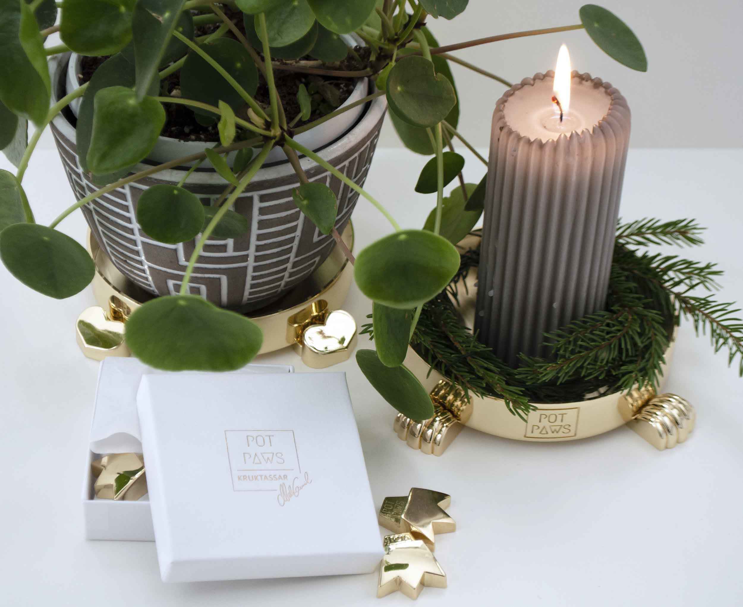 ljus, blomma och en presentask