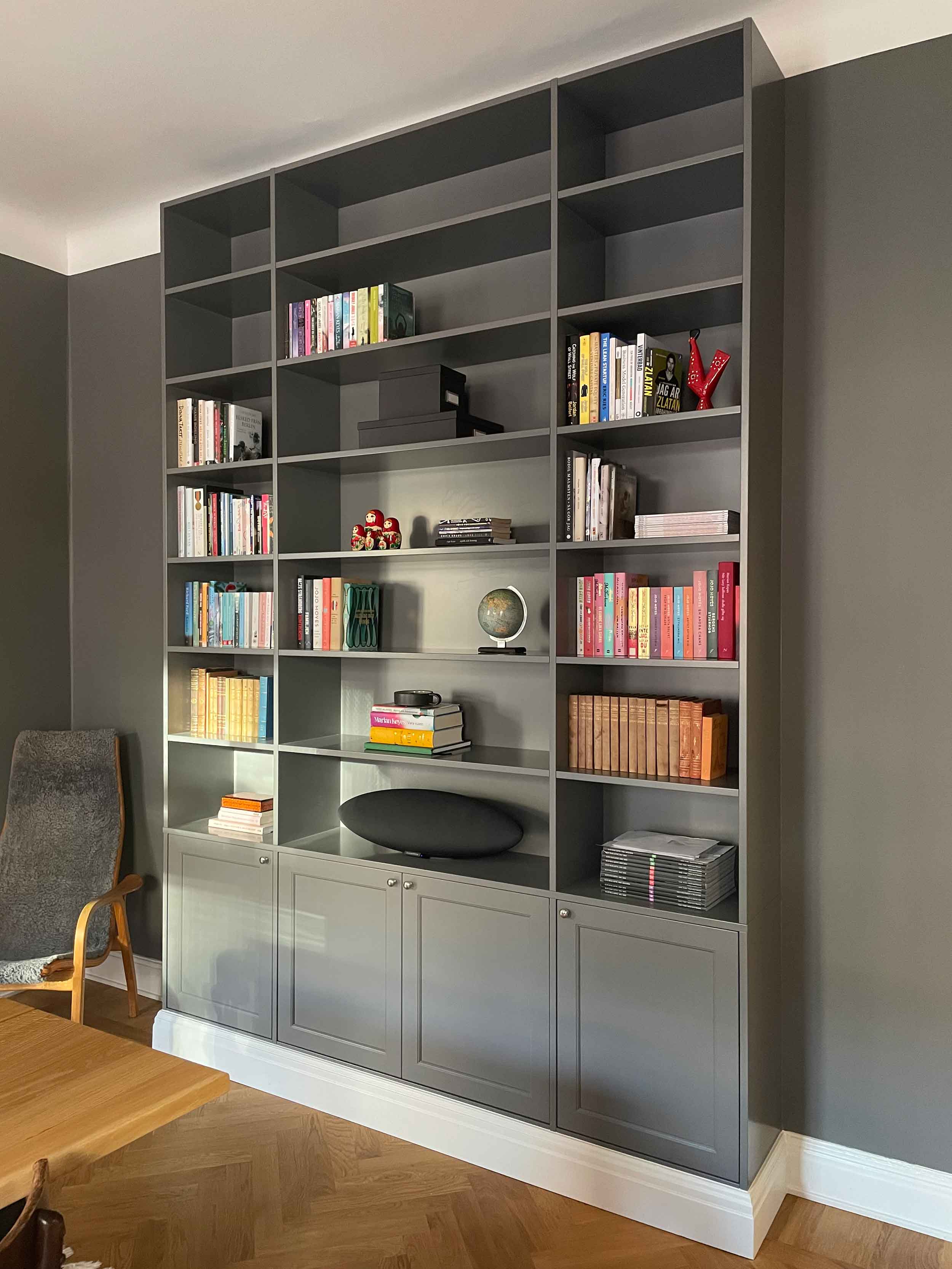 platsbyggd bokhylla, grå