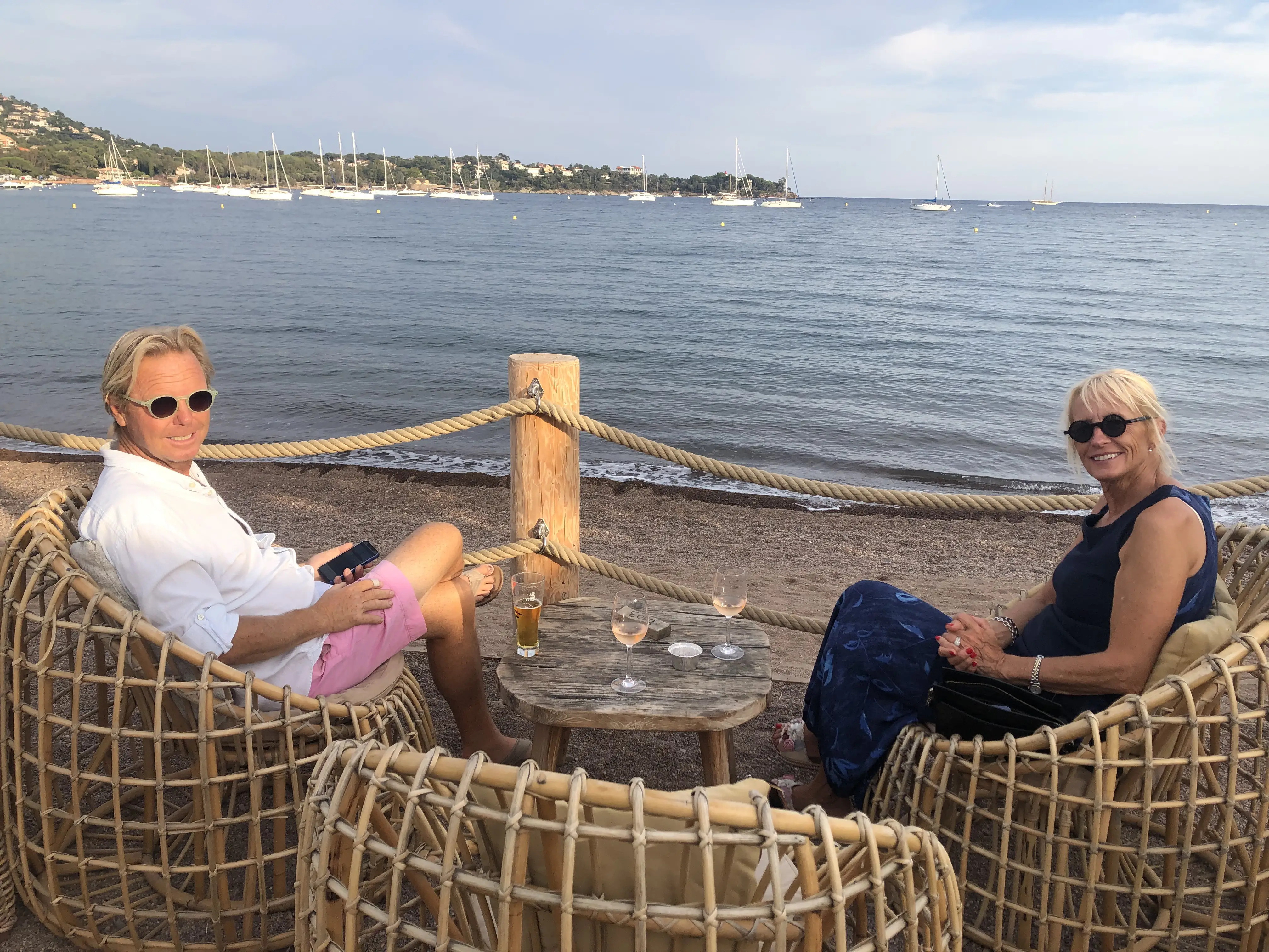 Thomas o jag på vår strandrestaurang