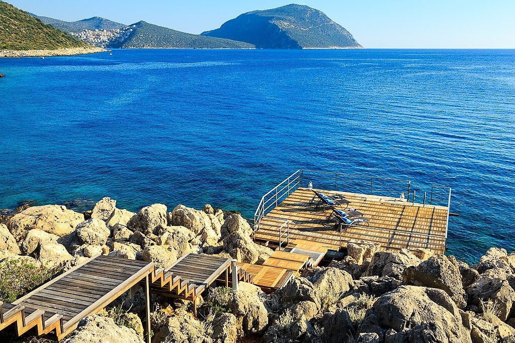 Brygga tillhörande bostad med utsikt över vattnet