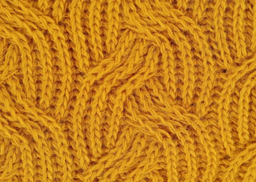 Senapsgul stickning i närbild