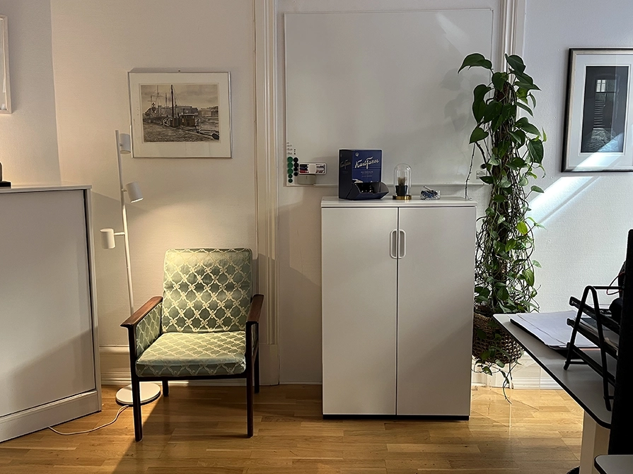 del av kontor med två skåp och en stol