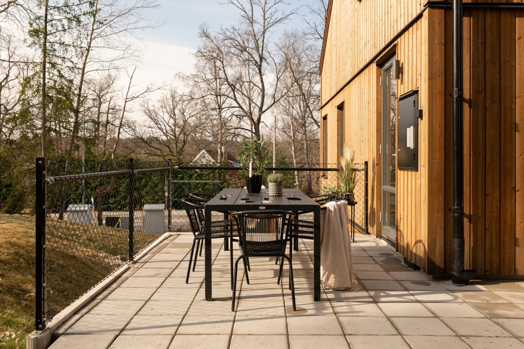 uteplats med utemöbler, stenlagd uteplats