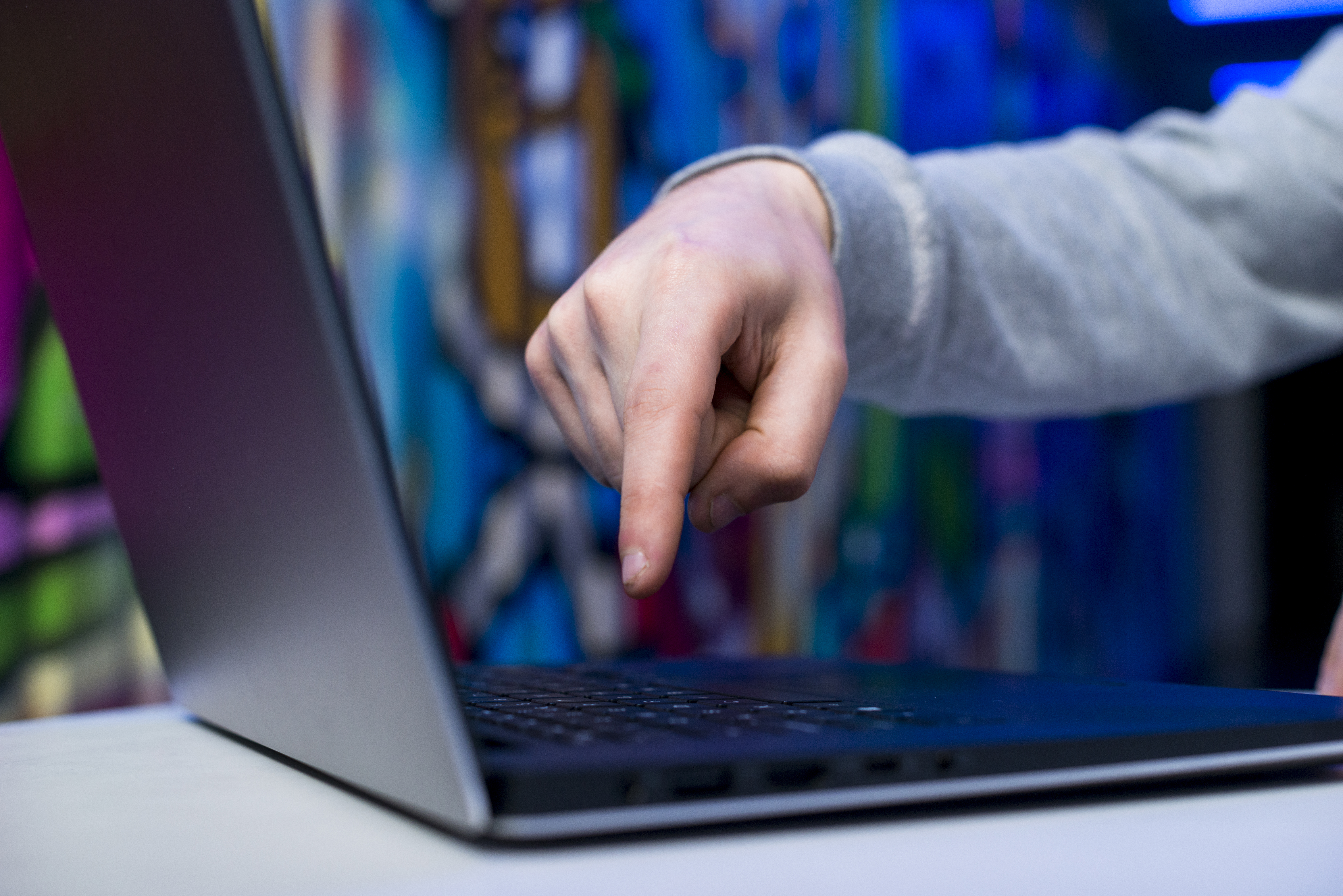 hand som trycker på tangentbord, laptop