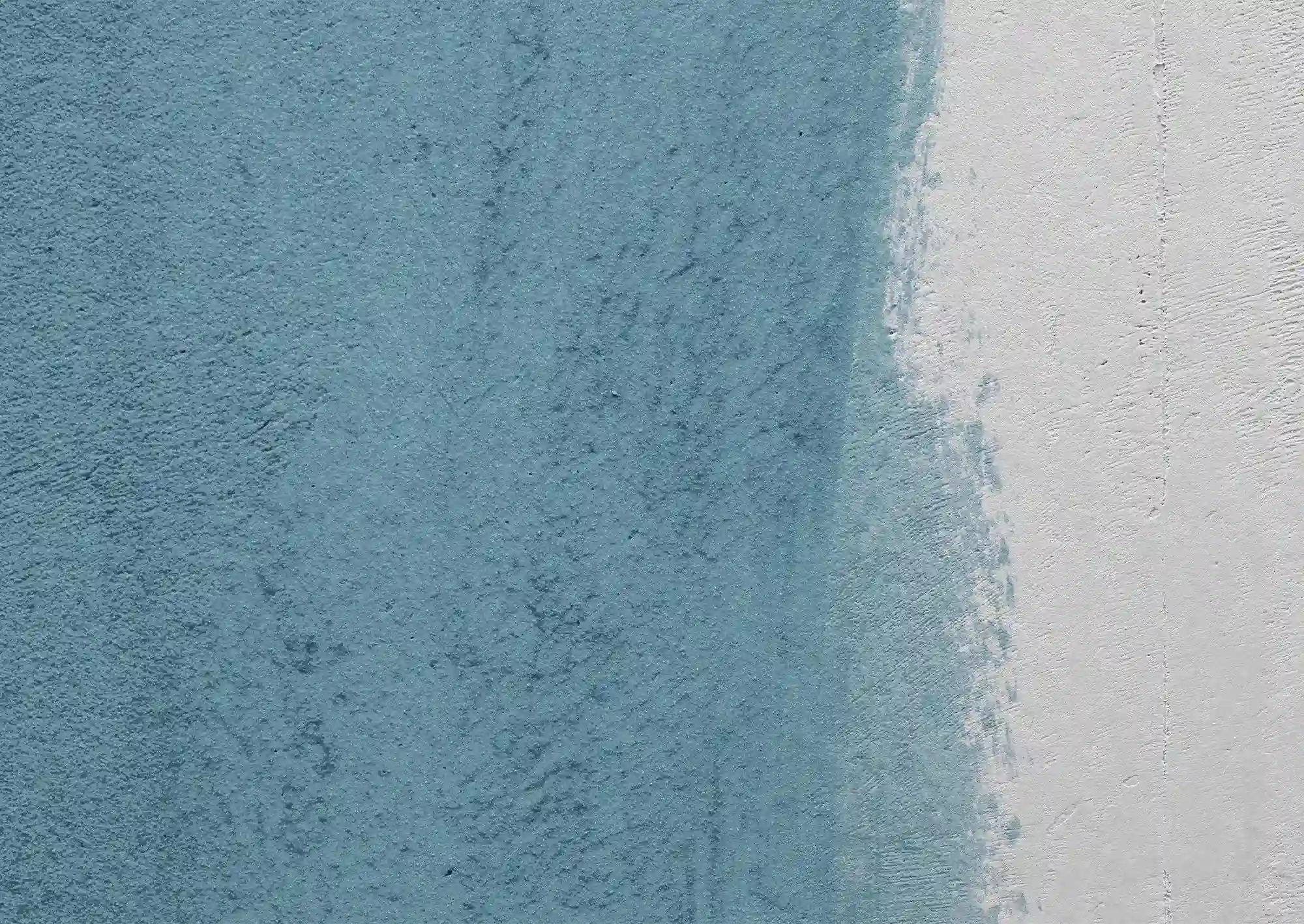 Ljusblå färg på vit vägg