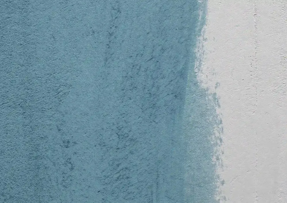 Ljusblå färg på vit vägg