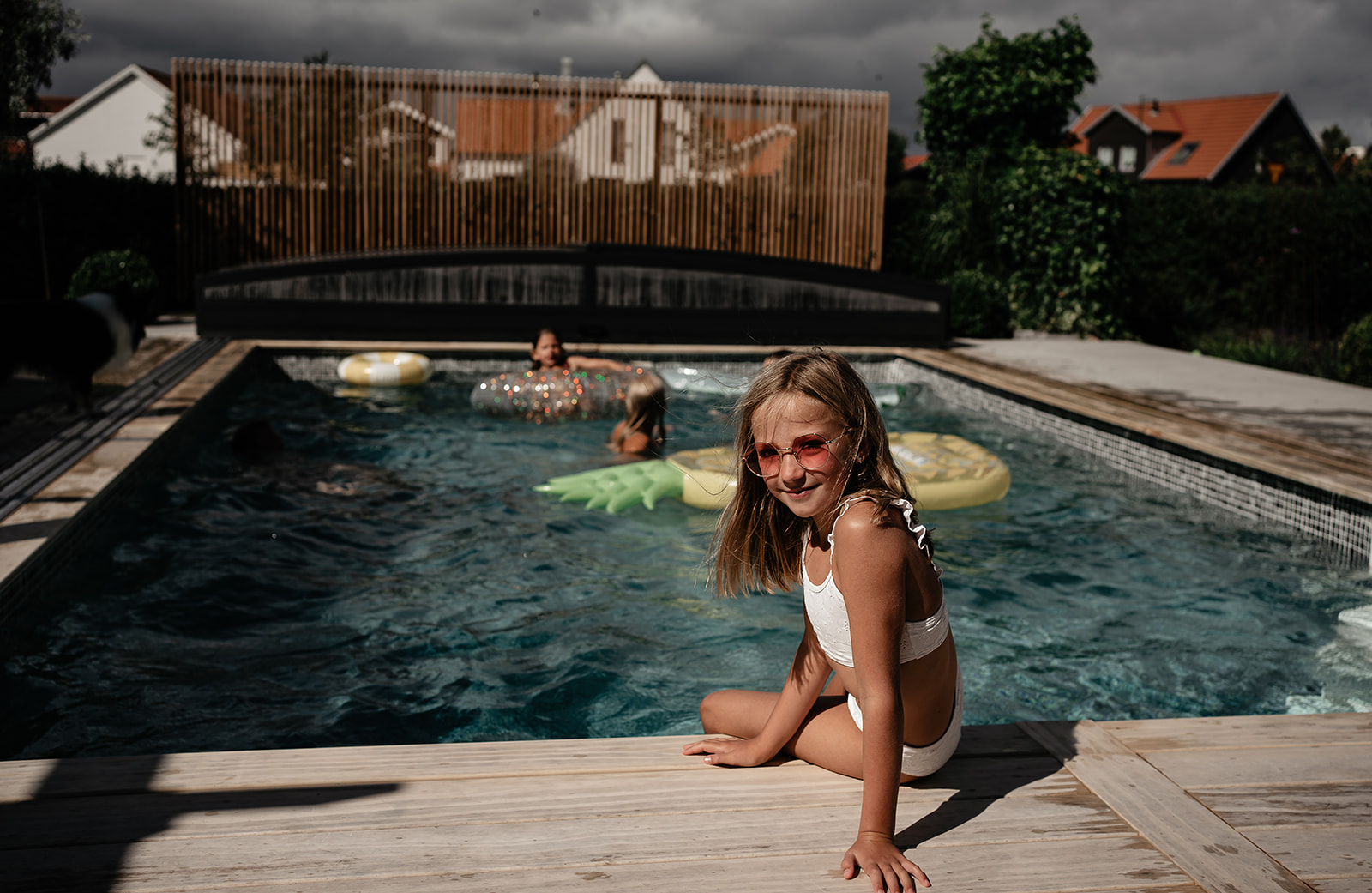 pooltak, barn som badar i pool