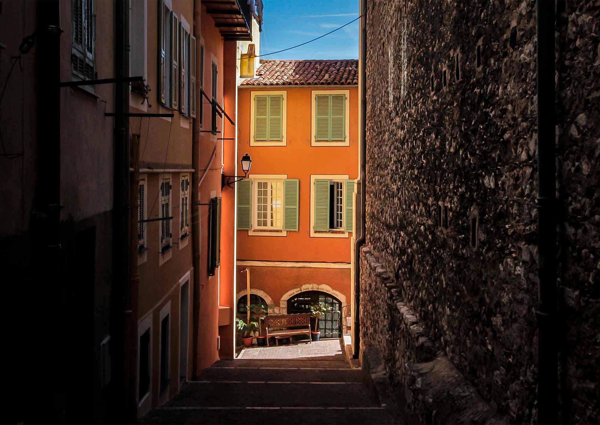 Gränd i Frankrike med ett orange hus
