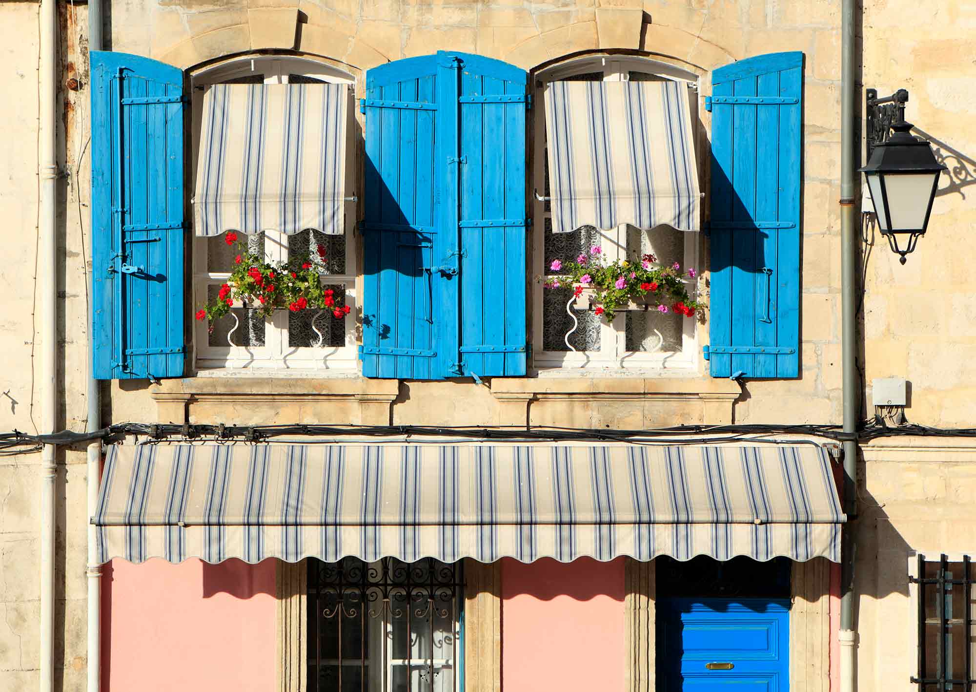 Fransk byggnad med blåa fönster och dörr