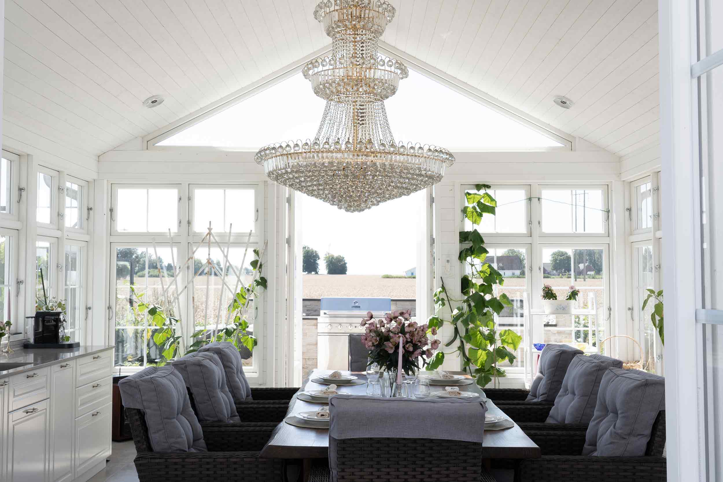 matbord, kristallkrona, stora fönster, kök