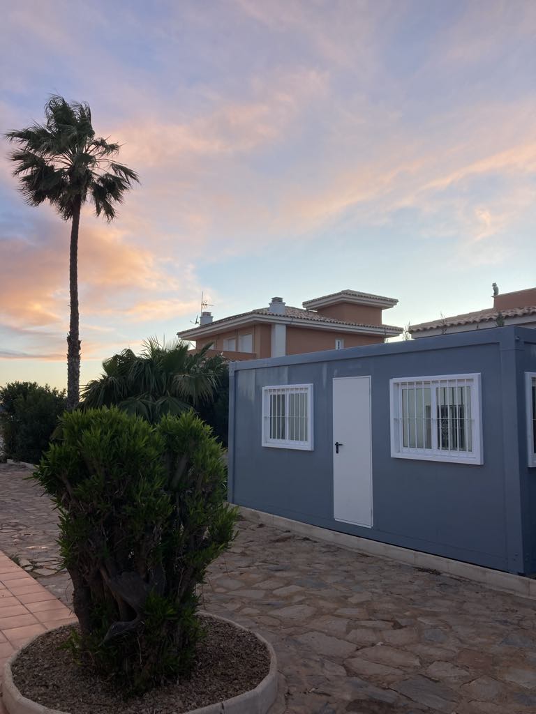 Container på stranden i Spanien, boende i Spanien