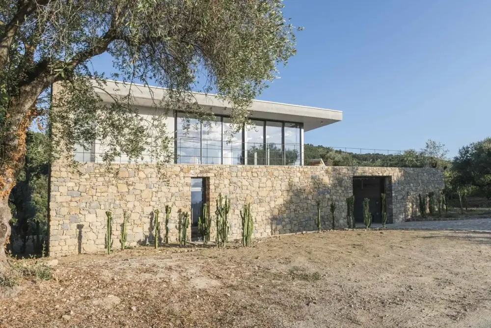 modern villa italien i natursten