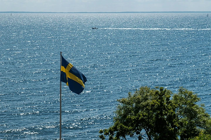 svensk flagga vid vattnet