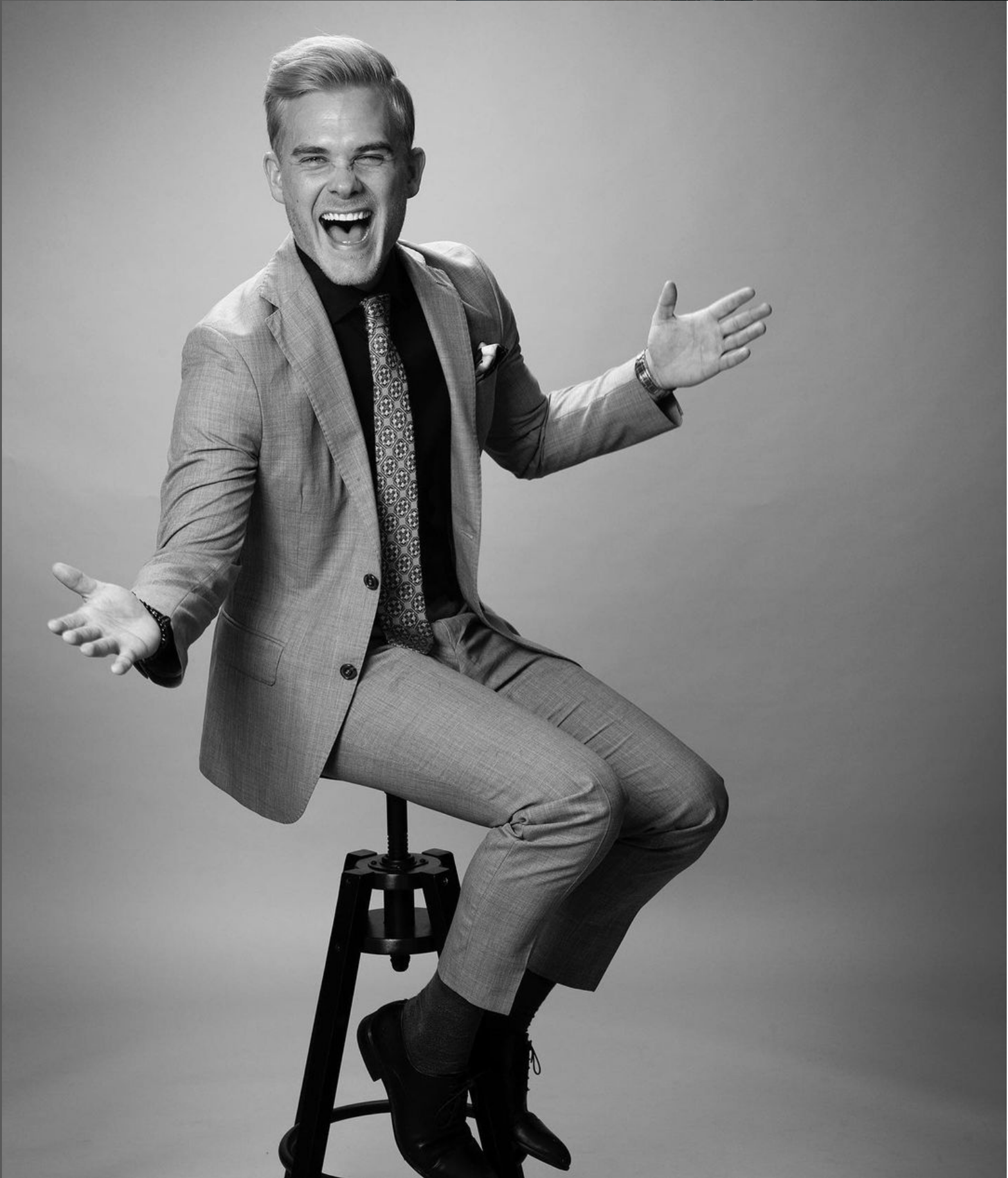 Fredrik Wiland sitter på en stol