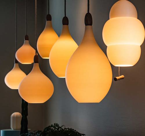 lampor hängande från tak