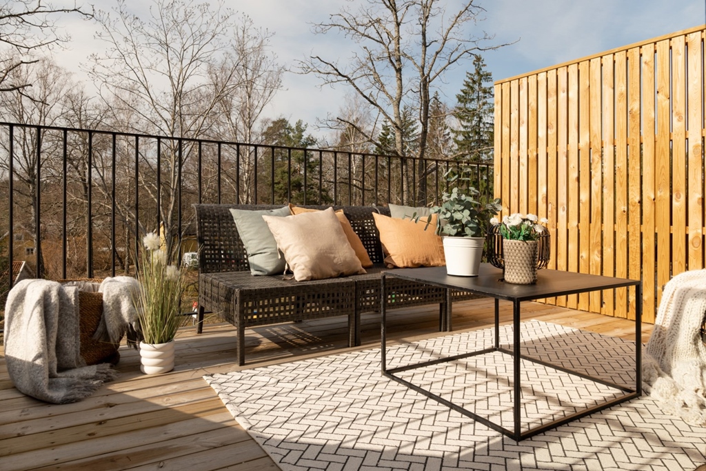 terrass med trädgårdsmöbler, utsikt
