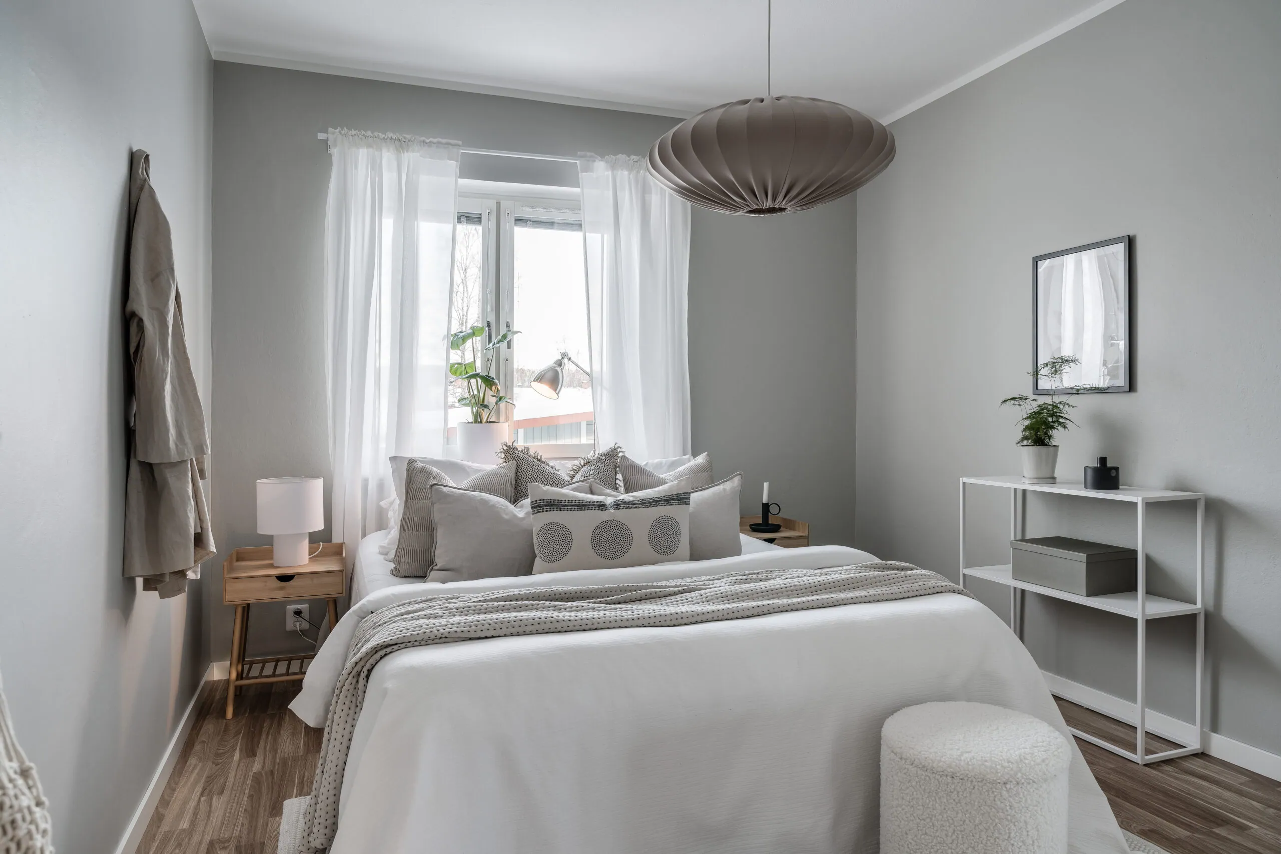 homestylat sovrum, grå tapeter, dubbelsäng