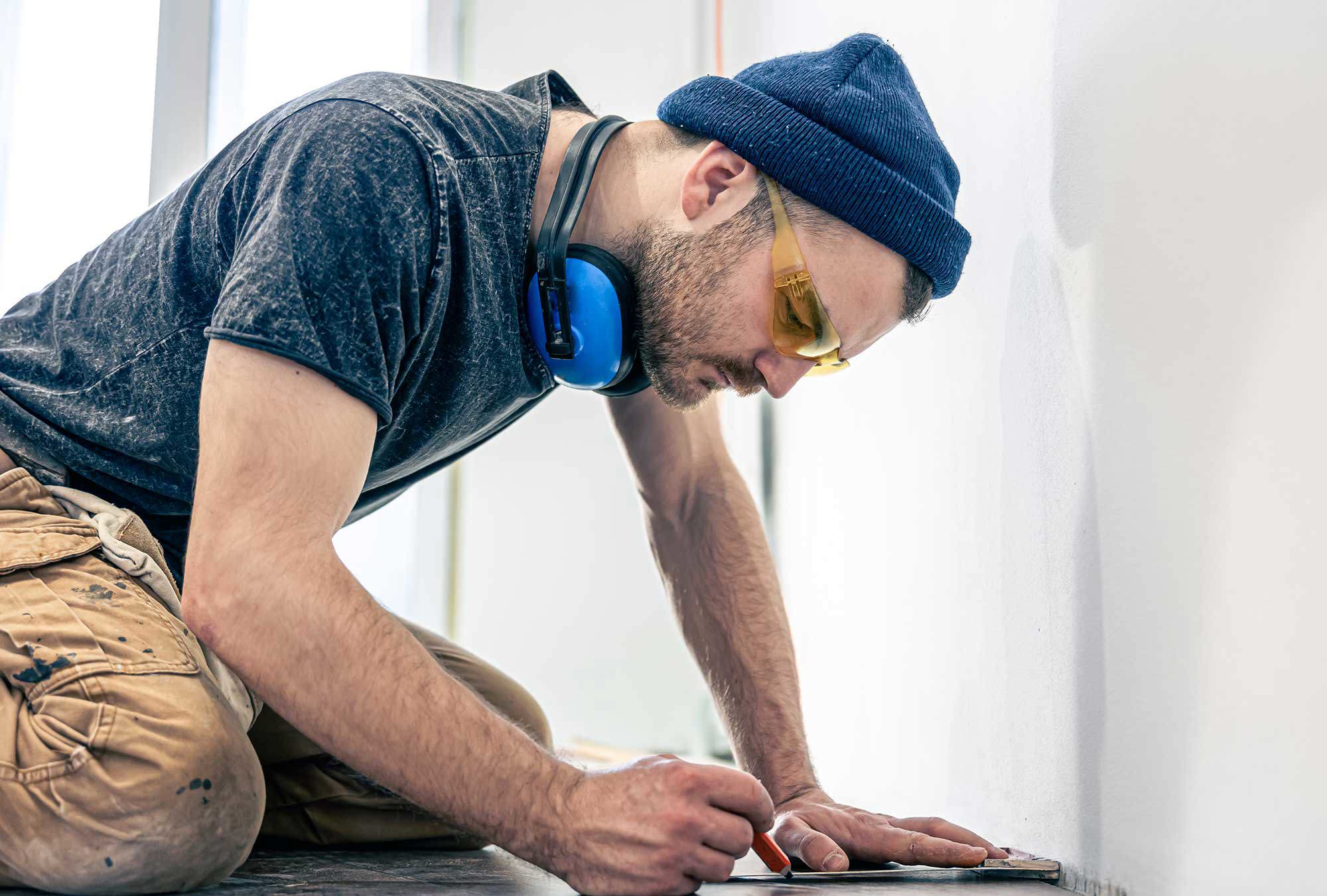 Person som mäter i en renovering