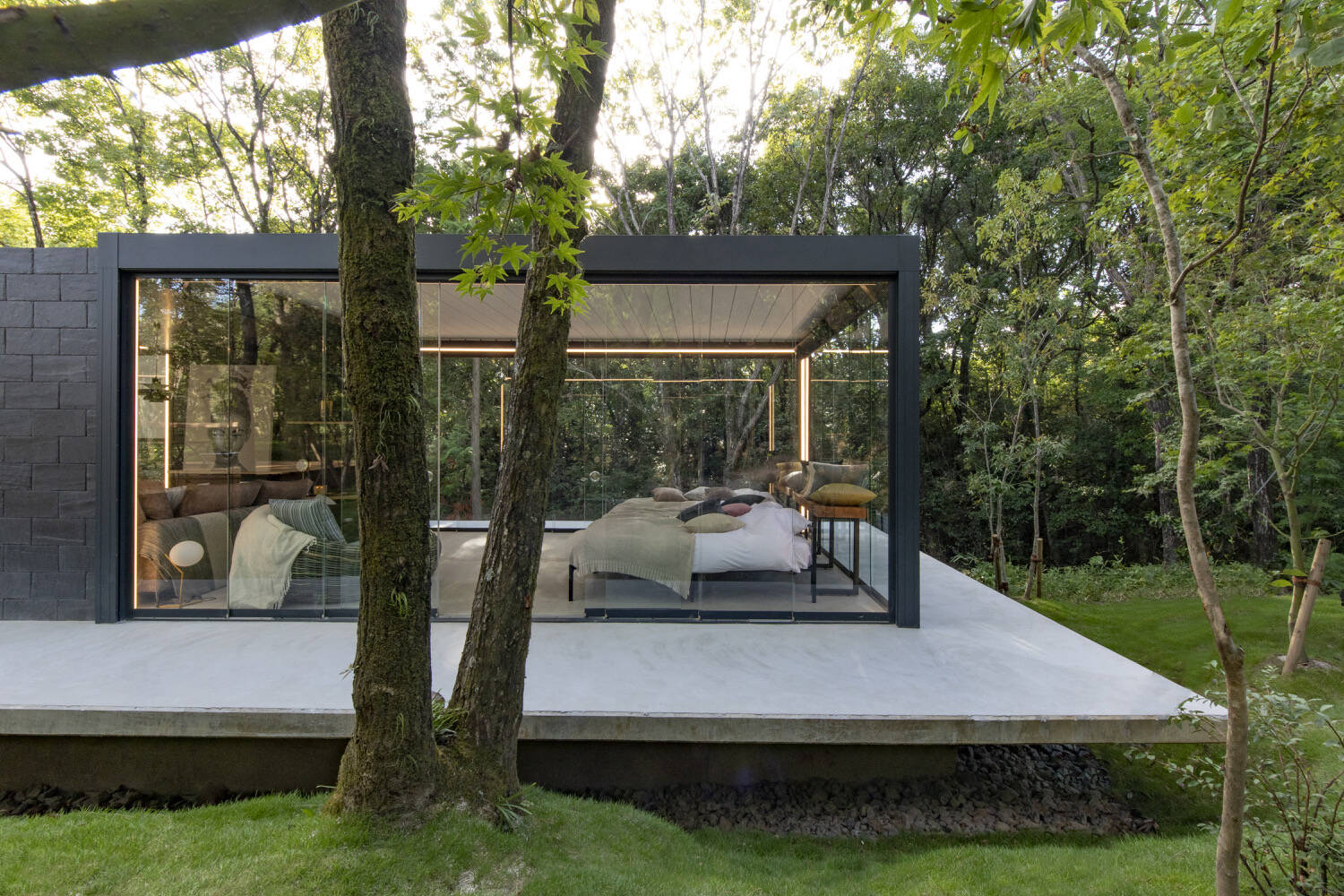 En pergola på ett trädeck i naturen