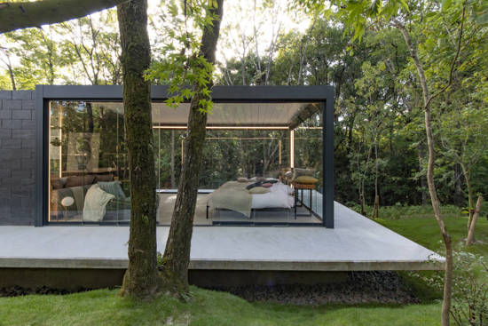 En pergola på ett trädeck i naturen