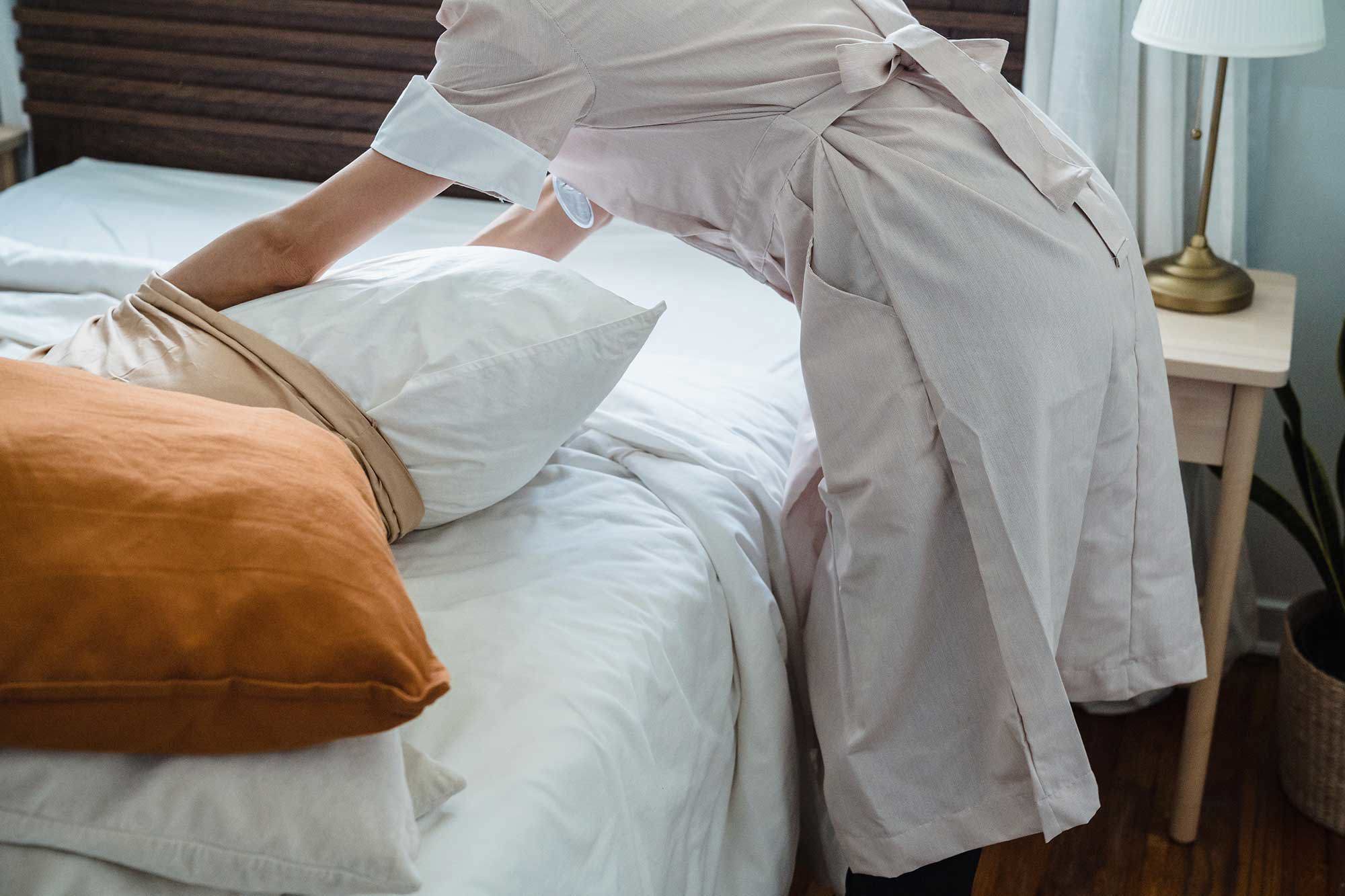 Rutavdrag - Kvinna som bäddar en säng