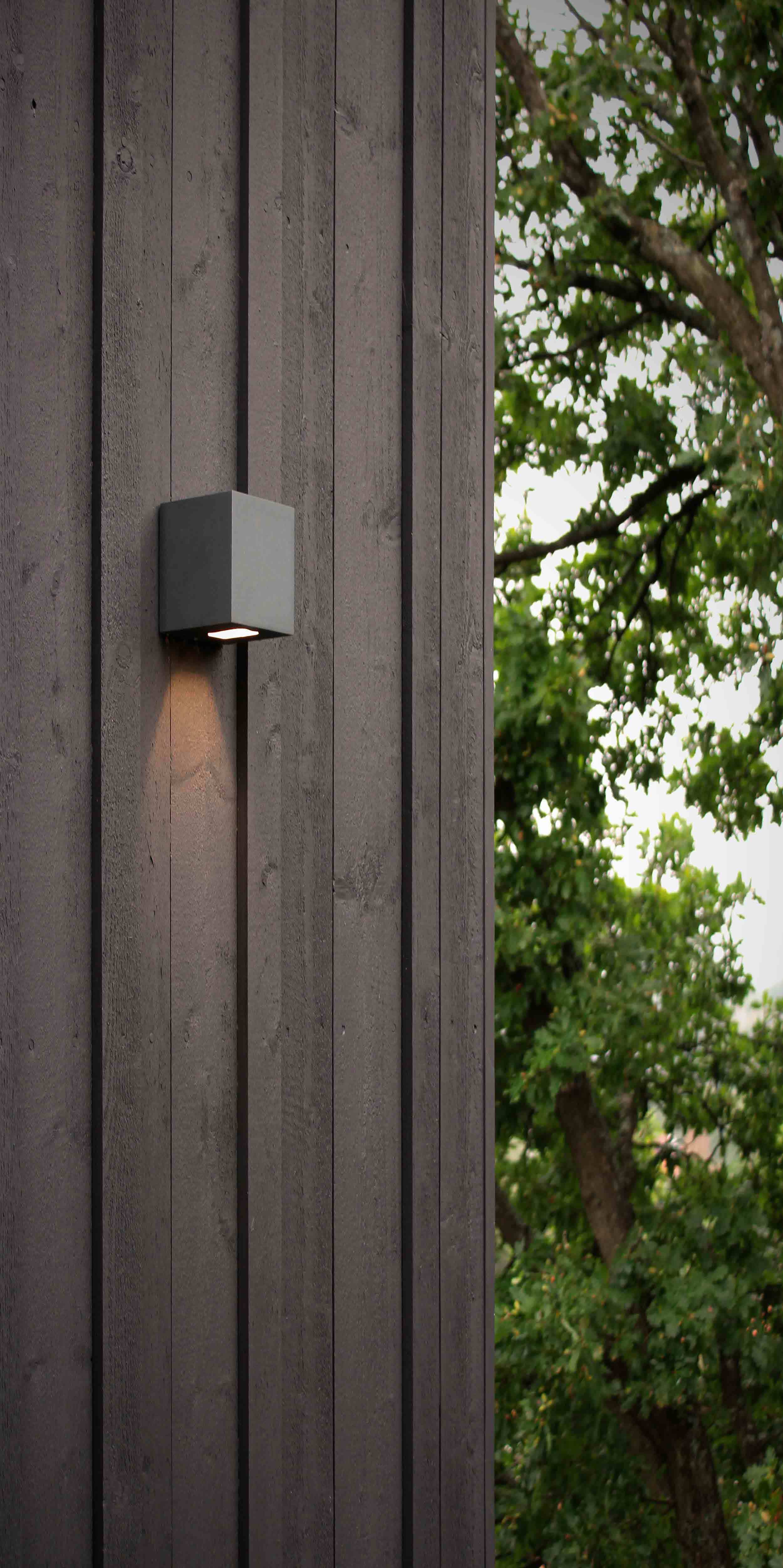 belysning mot en trävägg, fasad