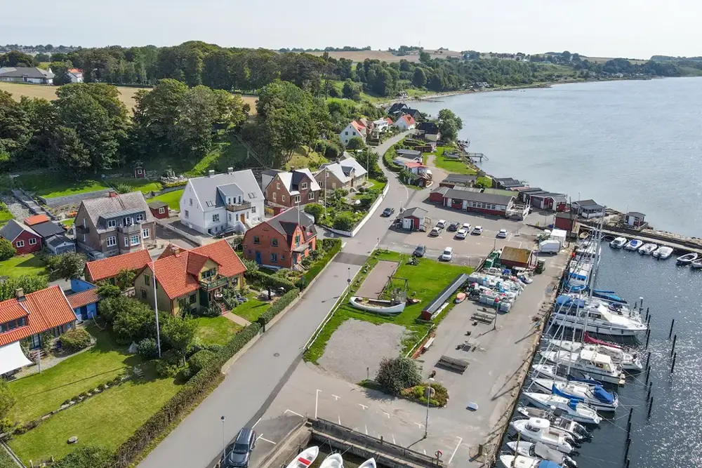 båtar och bostäder vid havet