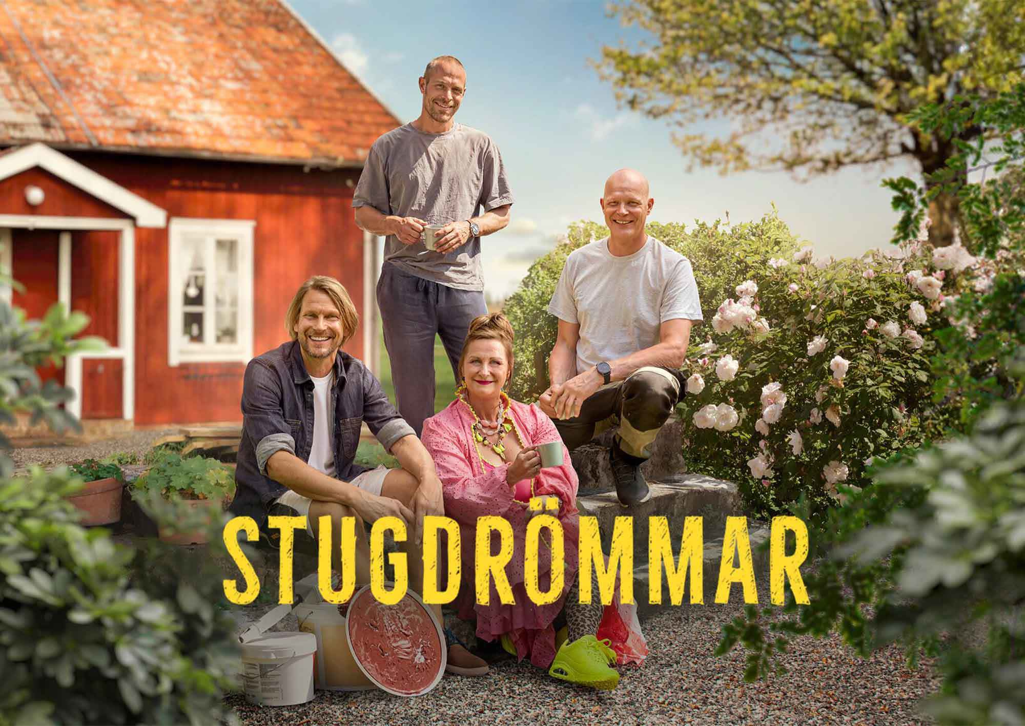 Pressbild frånStugdrömmar med programledarna framför ett rött fritidshus