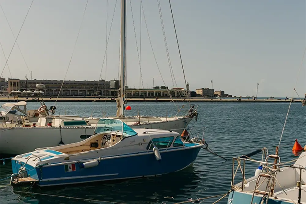 Båtar vid hamn i södra Italien