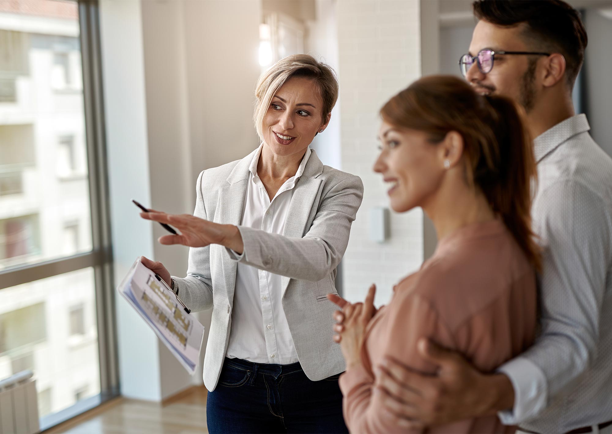 Mäklare på visning med ett par