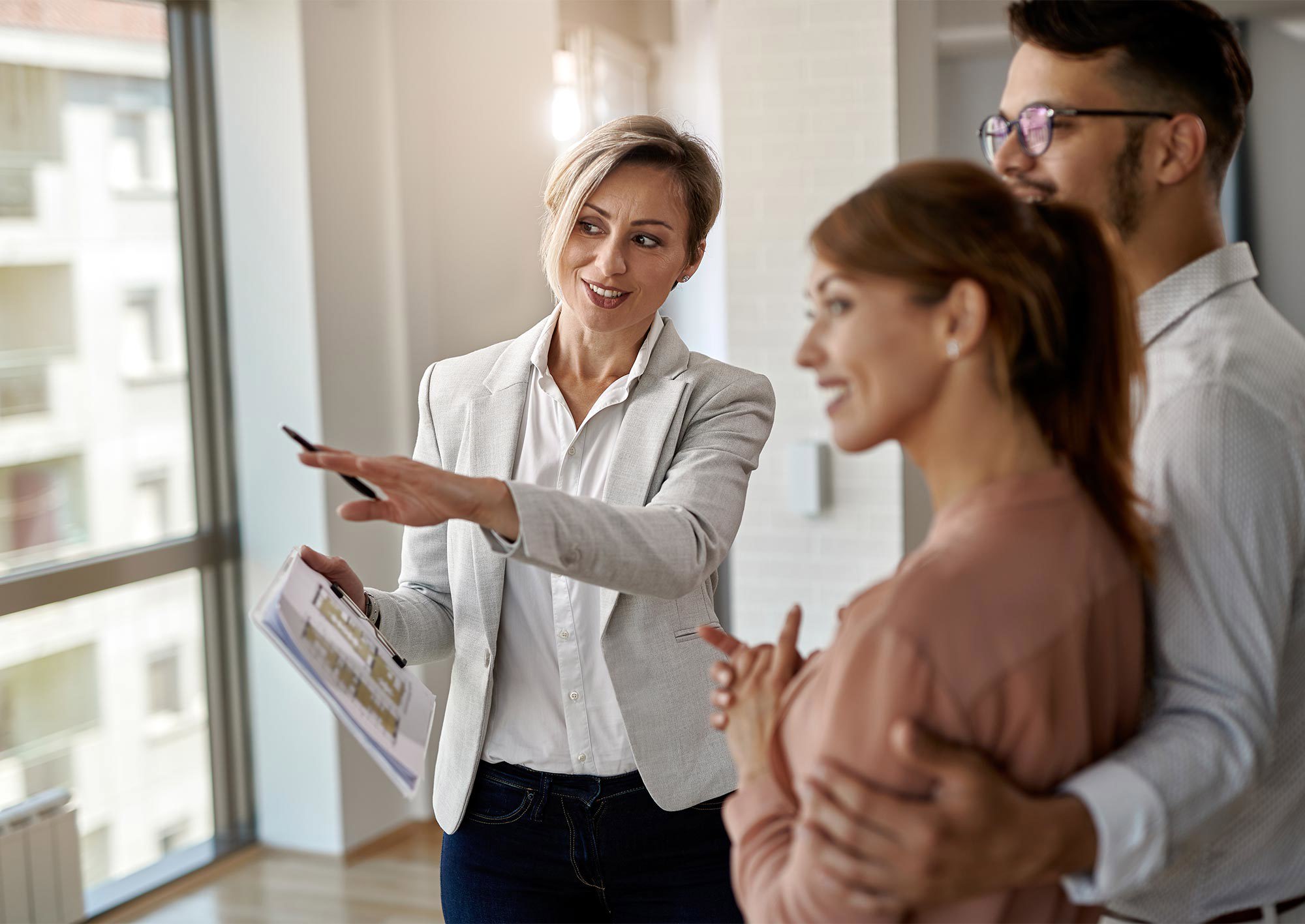 Mäklare på visning med ett par