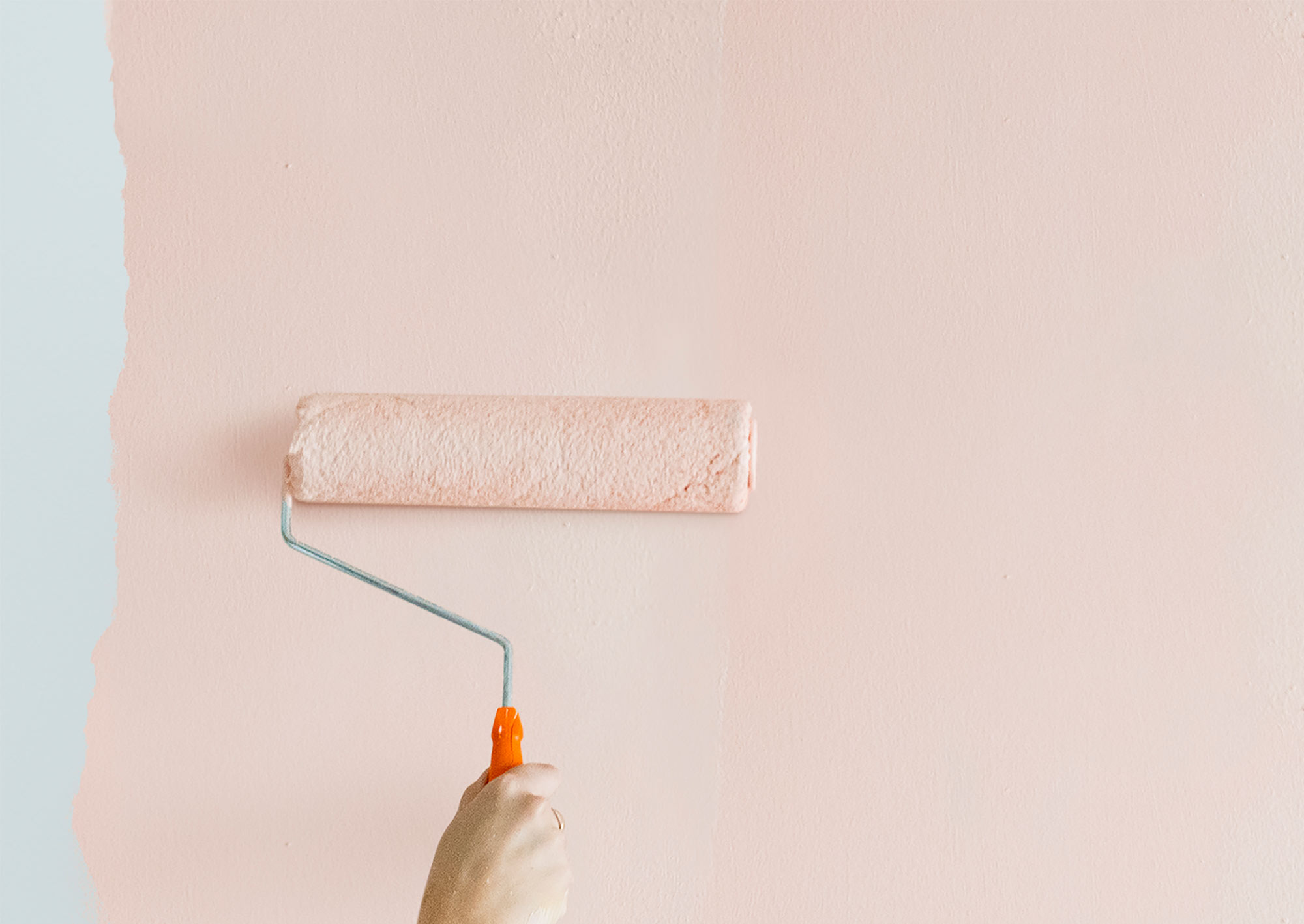 Vit vägg målas pastellrosa