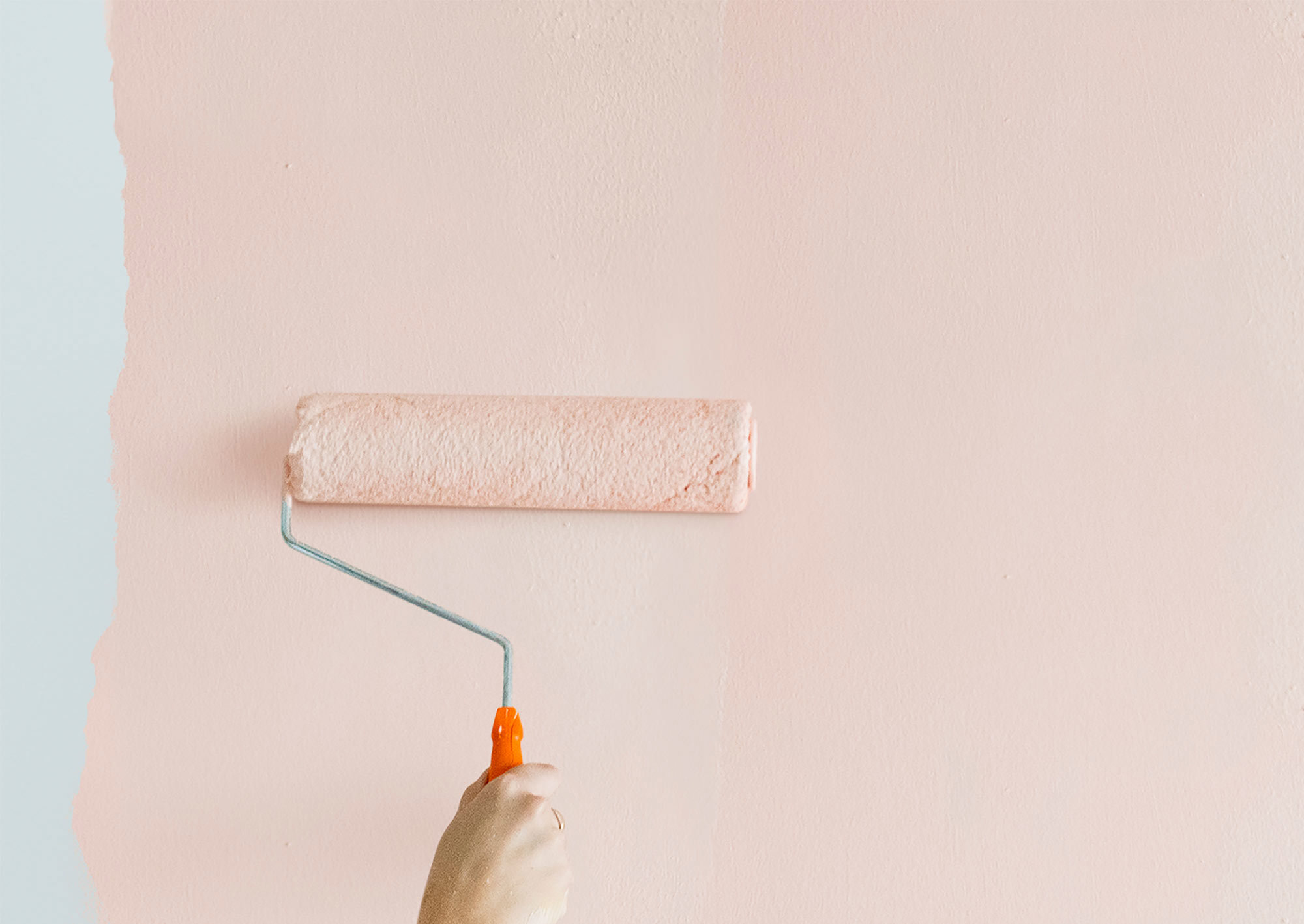 Vit vägg målas pastellrosa