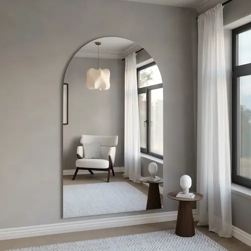 Stor spegel på vägg i ett modernt rum