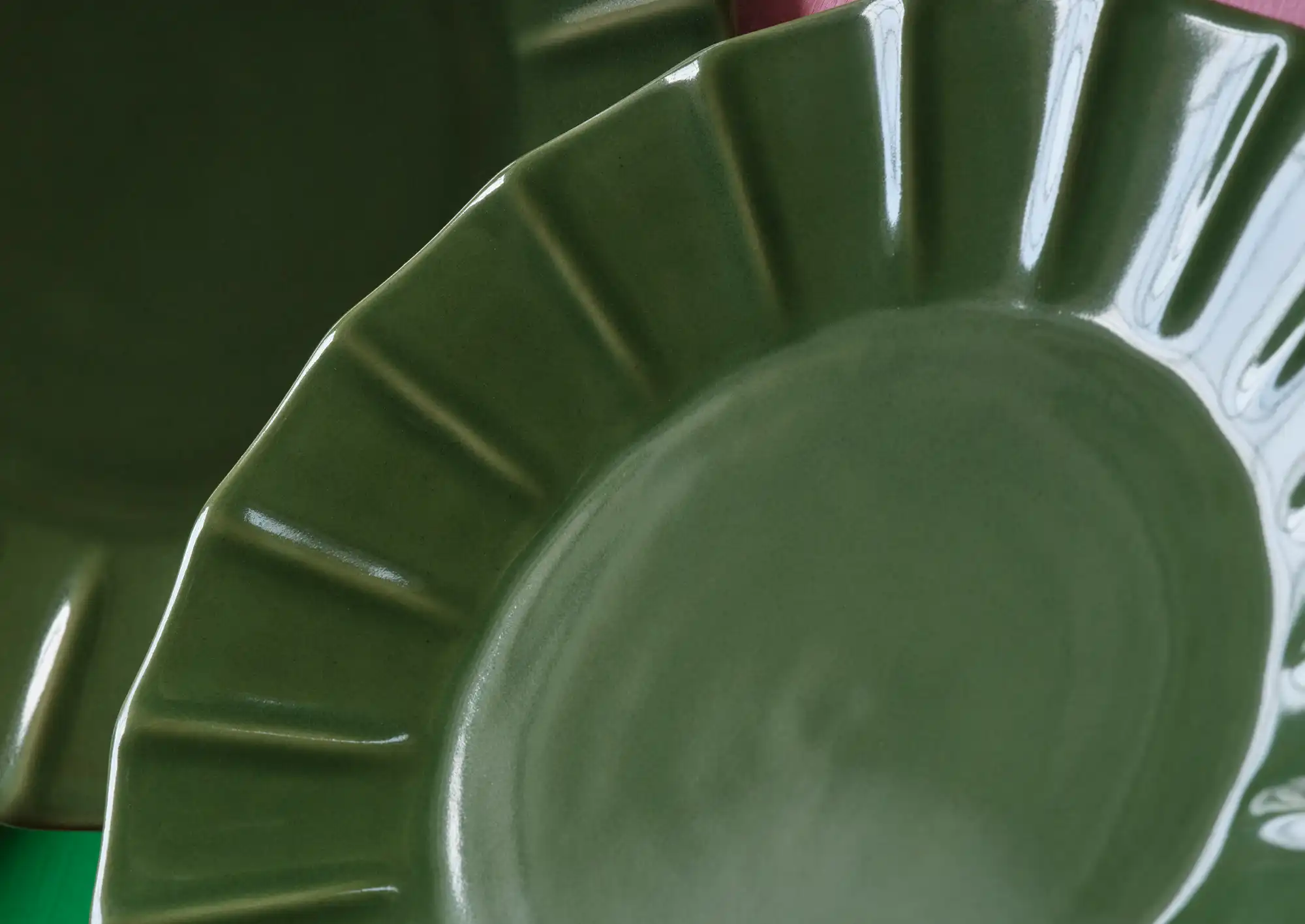 Olivgröna tallrikar