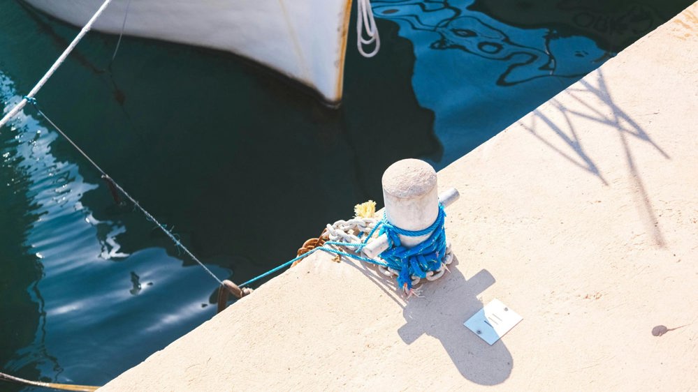 Tamp och båt i cypern