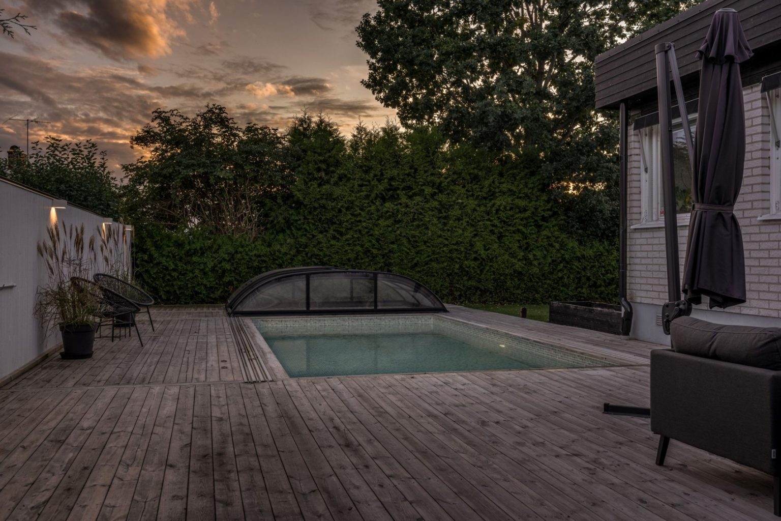 Pool i skymningsljus