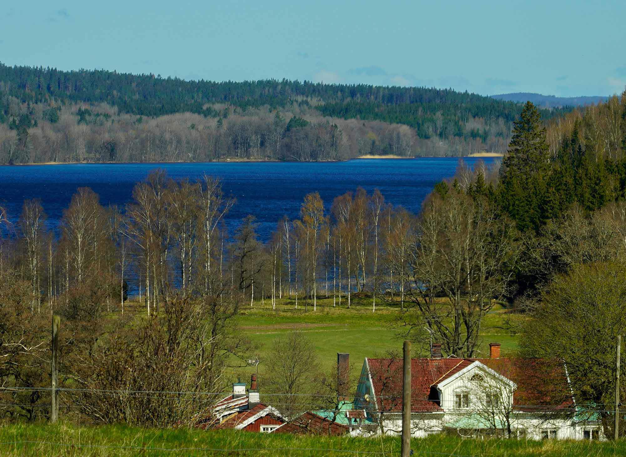 hus vid sjö