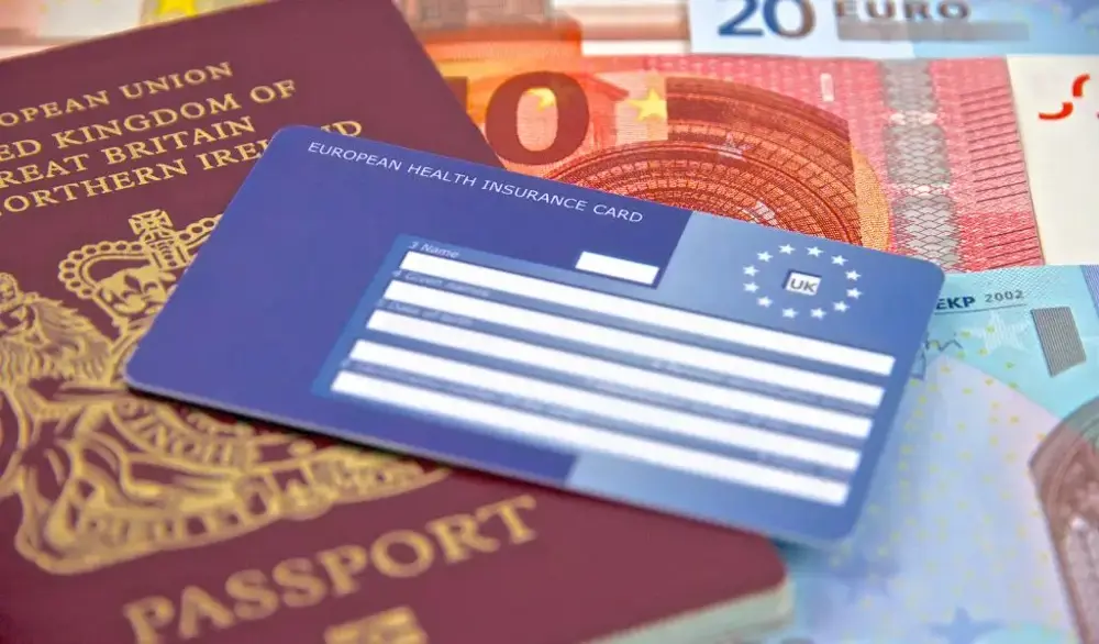 EU-sjukförsäkringskort tillsammans med pass och eurosedlar - rätt till vård i Spanien för EU-medborgare.