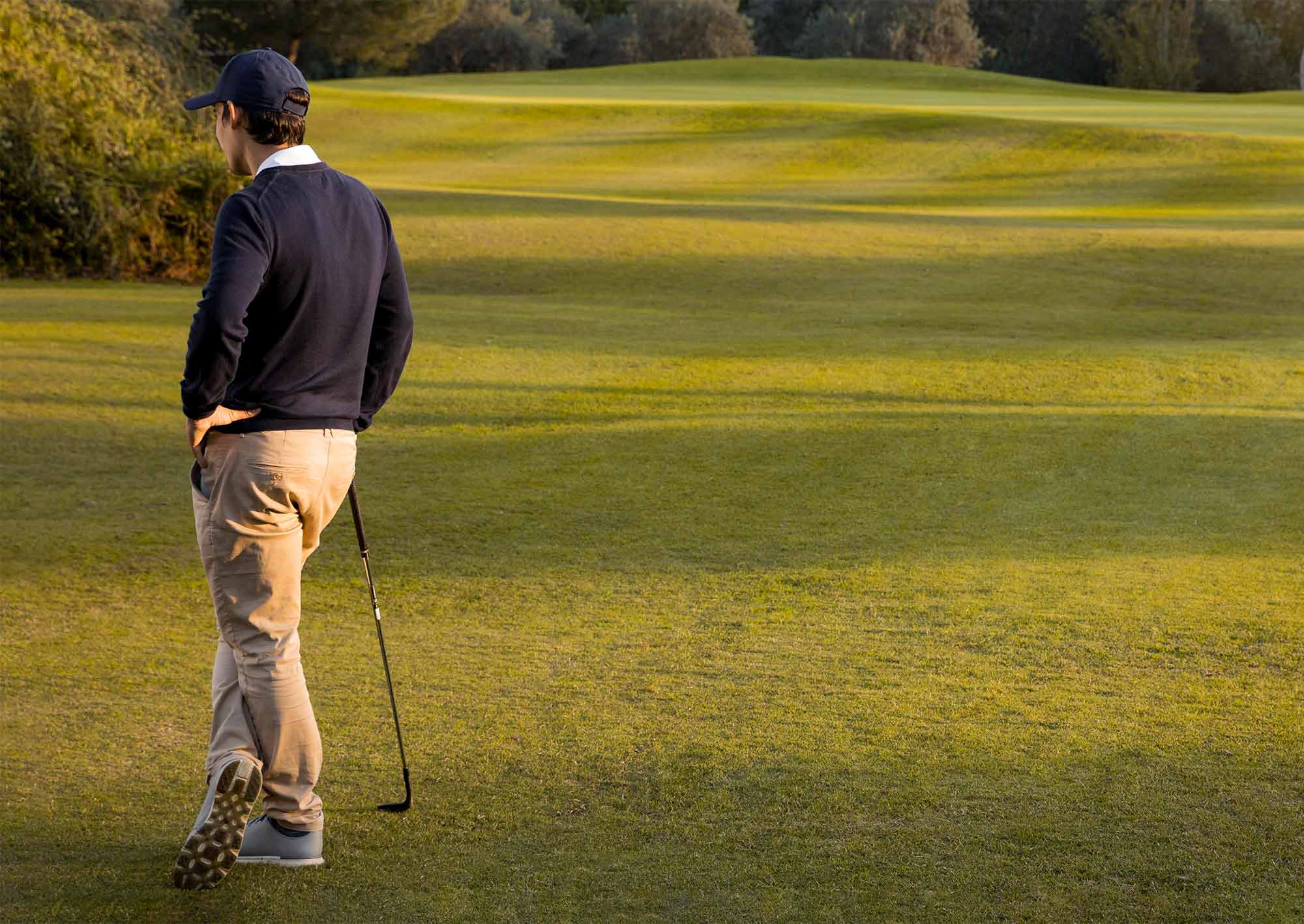 Kille som spelar golf