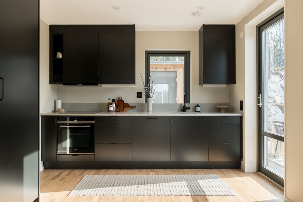 kök med svarta luckor och stor altandörr